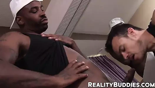 Beyaz sporcu eşek arkadan siyah bir alet tarafından sert bir şekilde parçalandı