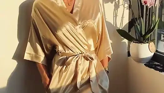 Iris Mittenaere en peignoir sexy rose