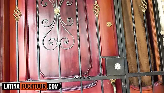 Büyük memeli ve götlü latin sürtük amatör sekste büyük zenci yarağı Amerikalı tarafından götten sikiliyor