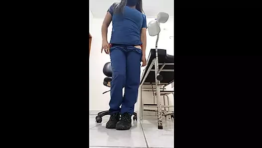 Hemşire işte porno çekiyor, sonra eve geliyor ve ıslak orgazmla mastürbasyon yapıyor