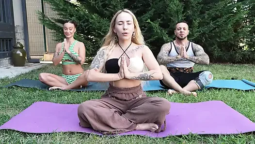Şehvetli bir yoga ustası bella mur monika fox ve jack23 çiftlerinin çakralarını temiziyor!