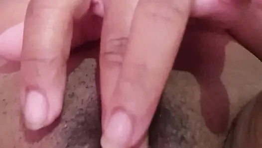 Esmer kız yatak odasında