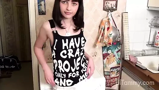 Küçük tammy çamaşır makinesinde mastürbasyon yapıyor