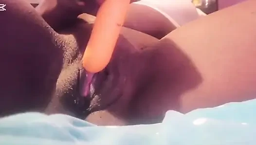 Orta yaşlı seksi kadın mia plajdan dönüyor ve amına mastürbasyon yapıyor.