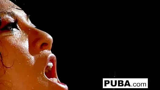 Asa Akira bize harika bir sikişiyor