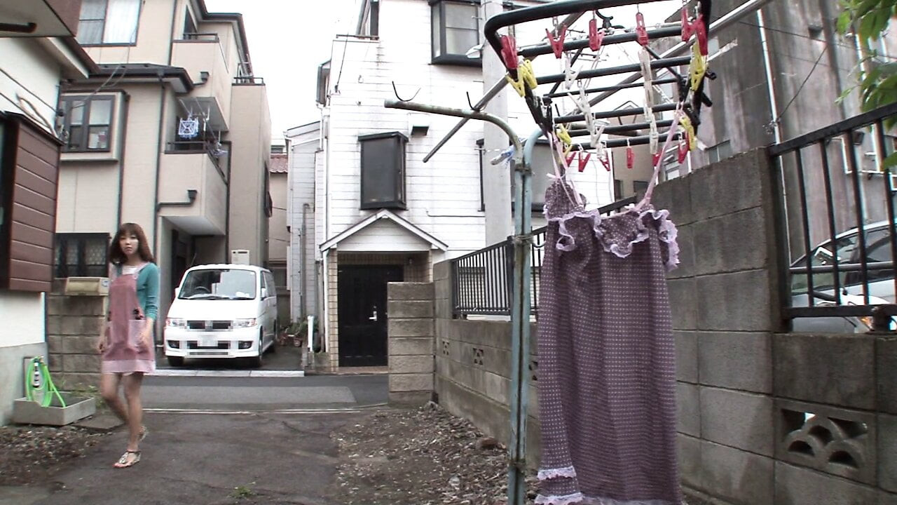 Masum Japon seksi orta yaşlı seksi kadın yabancı tarafından tamamen sikiliyor