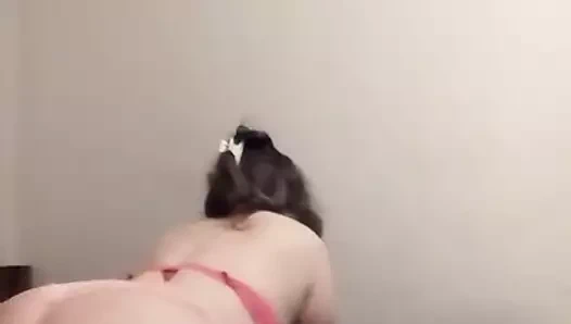 Sıcak bebek ile yuvarlak göt ve büyük memeler