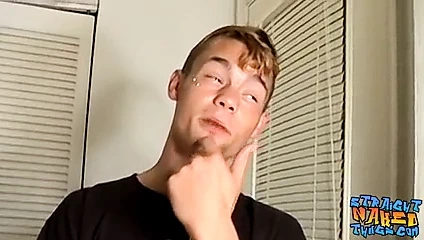 genç amatör haydut ile piercing ve dövmeler boşalan yalnız