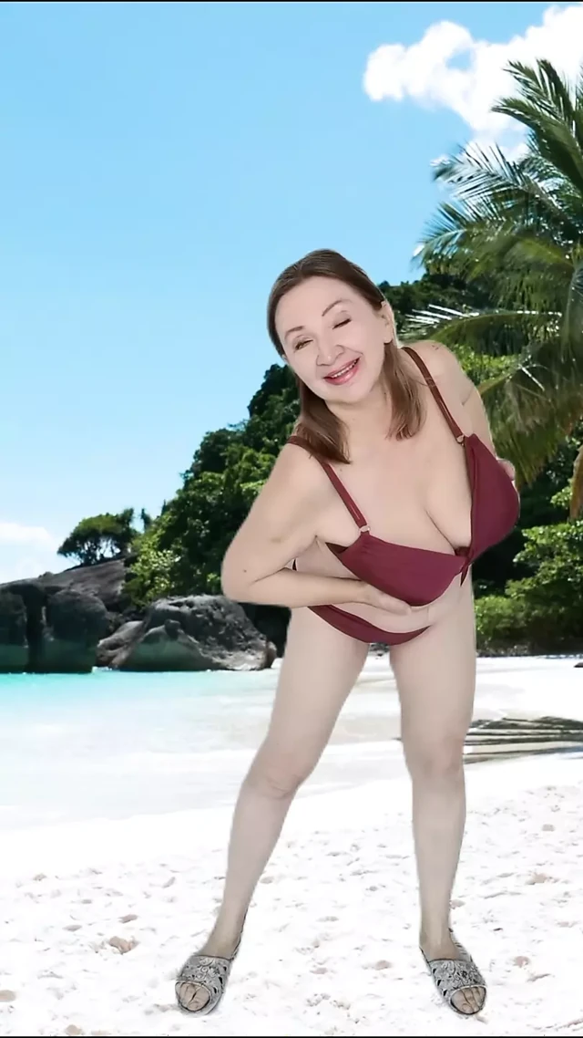 İri göğüslü nine bikinili büyük doğal göğüslerini gösteriyor, seksi striptiz