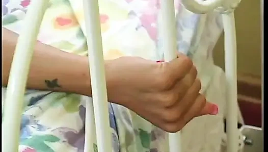 İki genç lezbiyen birbirini memnun etmek istiyor