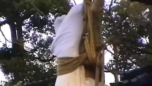 Çıkmaza bağlı güzel Asyalı kadının dışarıda ve içeride derlemesi