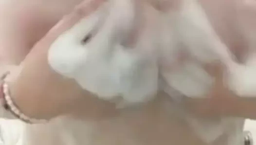 Elle les masse pour moi