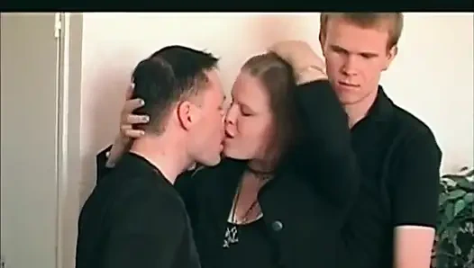 Küçük sarışın genç kız ateşli üçlü sekste iki yarakla sikişiyor