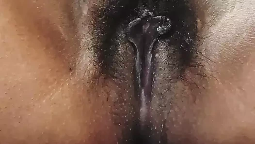 Ateşli seksi yalnız teyze mastrubasyon yapıyor ve zar zor boşalıyor ve fışkırtarak orgazm oluyor