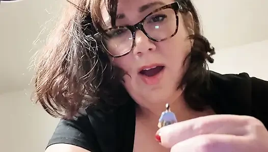 Giantess minik komşusunu karşılıyor