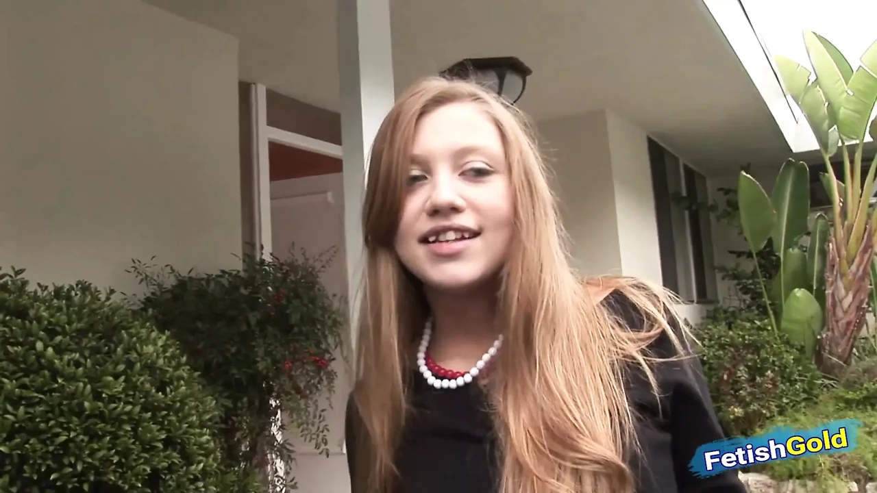 Minyon sarışın ilk porno filminde büyük zenci yarağı tarafından amını parçalıyor