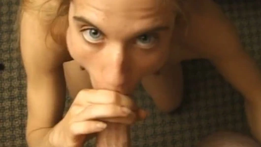 Ateşli bir sarışından küçük yarağı için harika bir bakış açısı sakso