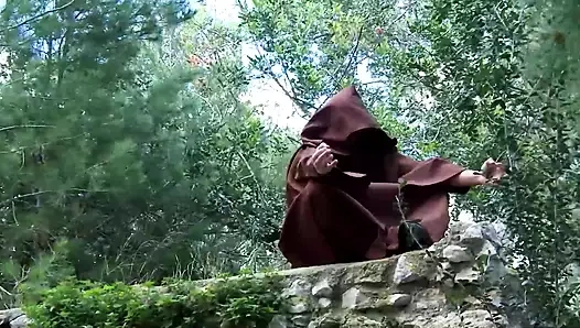 Bir alman güzeli ormanın ortasında sert bir horoz sürme