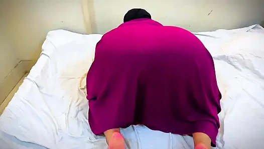 Arap tesettürlü kız oyuncağını tombul büyük göt deliğine sokuyor, zevk
