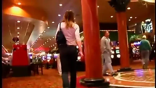 Orta yaşlı seksi kadın kocasını kanepede sikiyor