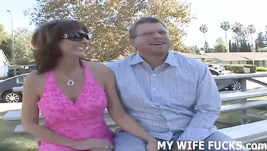 Onun büyük porno yıldızı sikini senin önünde süreceğim