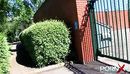 Abanoz milf pissing içinde kamu