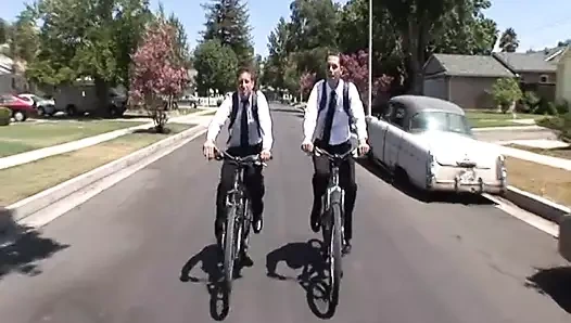 Buff damızlık sarışının amını yalıyor, o ise kafasını veriyor, sonra onu sikiyor