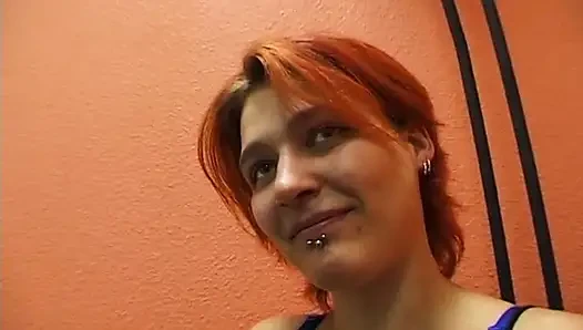 Küçük memeli kızıl saçlı fahişe tek başına mastürbasyon yapıyor