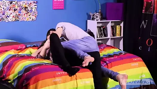 The çok ilk yumruk kahrolası için iki genç twinks