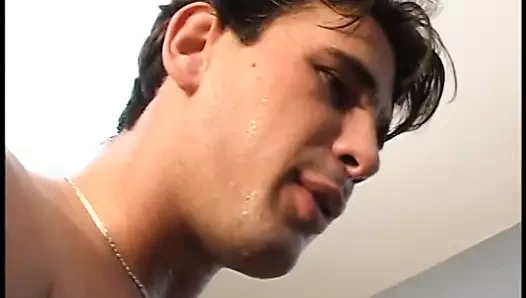 Uzun bacaklı sarışın ile güzel memeler olduğunu dped üzerinde kanepe