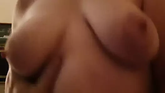 Ma femme jouie comme une chienne sur ma bite