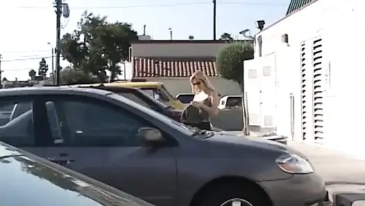 Büyük memeli orta yaşlı seksi sarışın kaltak sokakta yakalandı ve sert sikildi