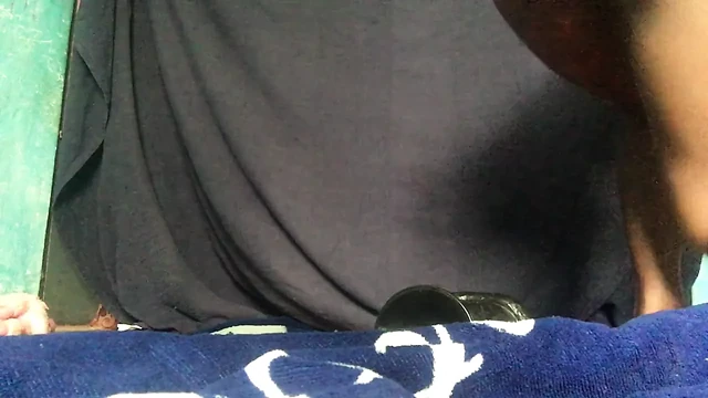 hotchocsub defonce sa petite chatte avec gros gode noir