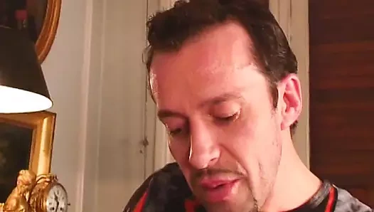 Harika Fransız kızlar üçlü grup sekste büyük yarağı paylaşıyor