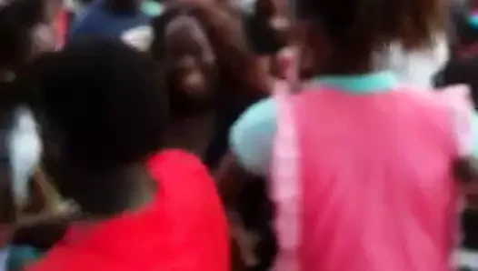 Sokaklarda çıplak dans etmek