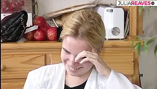 Utangaç sarışın sevgilisiyle sohbet ederken aşağı bakıyor