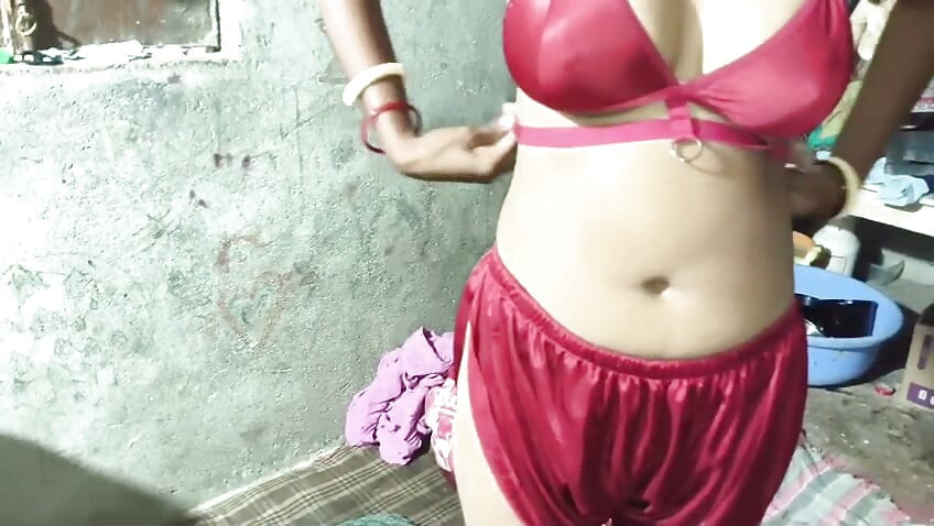 Desi kız bhabhi ji donunu çıkarıp amının suyunu akıtmaya başlıyor çok sıkı
