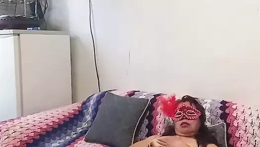 Oturma odasındaki kanepede mastürbasyon yapıyor