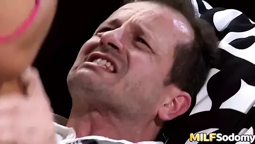 Orta yaşlı seksi kadın anal sikişmeyi seviyor