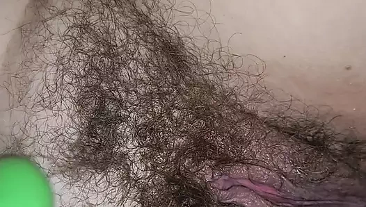 Kremsi amcık vibratörümle sikişiyor.