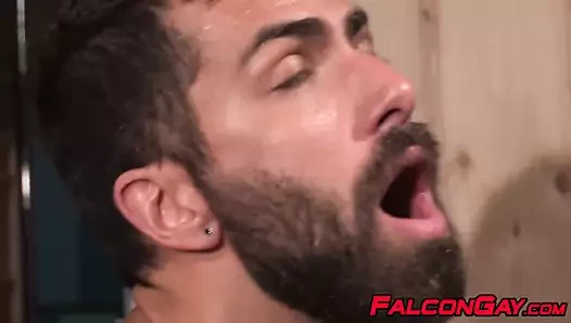 İki çıtçıt, küçük bir odada giyme hissine bayılıyor