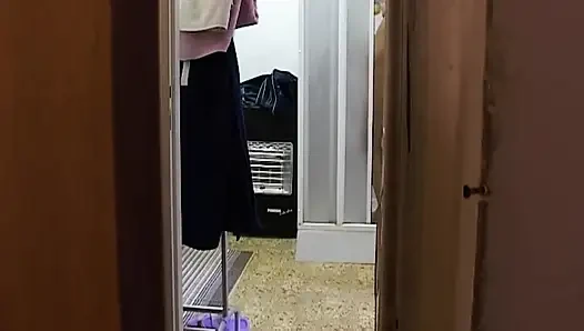 Hatun soyunuyor ve kapıdan eğiliyor