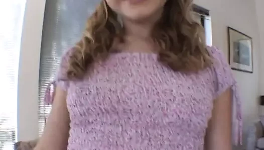 Büyüleyici genç sexpot oturma odasında sert nüfuz