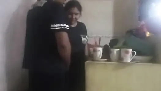 Hizmetçi mutfakta sikiliyor (karım neredeyse bizi buluyor)
