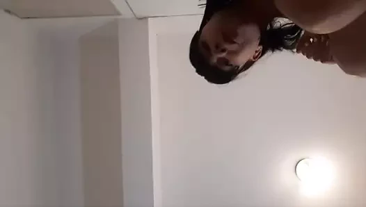 Kıllı genç dev kadın giyinirken seni bulur