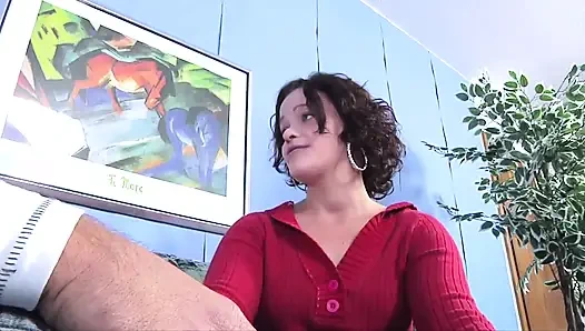 Kıvırcık piliç büyük yarağı emiyor, sikişiyor ve ağzına boşaltıyor