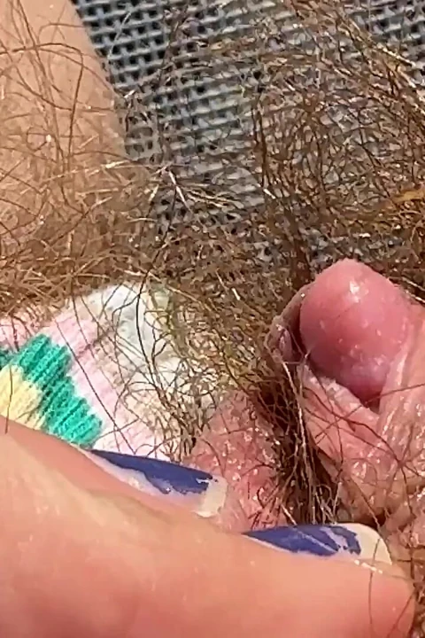 Amatör kıllı kız büyük klitorisle yakın çekimde mastürbasyon yapıyor