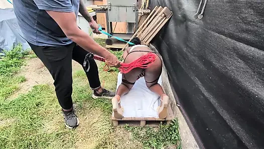 İtaatkar Siyah Saçlı Için Dayak Ve Baskın