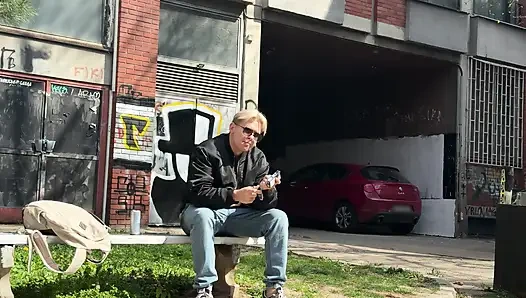 Une belle-mère surprend son beau-fils enfumant - pipe enfumant et facial !