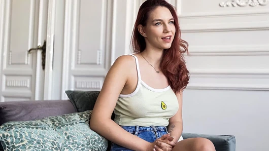 Ateşli büyük memeli kızıl saçlı bebek büyük sikli baskın adam tarafından gırtlağına kadar alıyor